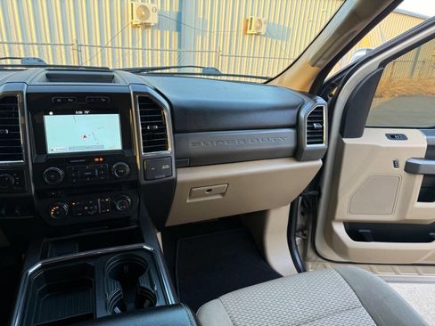 Used 2017 Ford F250 XLT w/ XLT Premium Package image 27