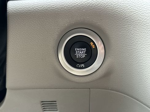 Used 2023 Chrysler Pacifica Touring-L image 20