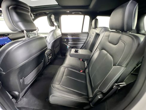 Used 2022 Jeep Grand Cherokee Overland w/ Luxury Tech Group IV image 24