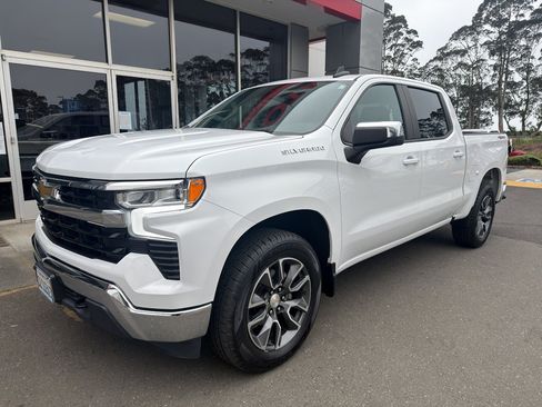 Used 2023 Chevrolet Silverado 1500 LT AWD/4WD image 2