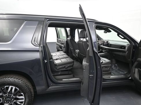 Used 2025 Chevrolet Suburban Z71 AWD/4WD image 10