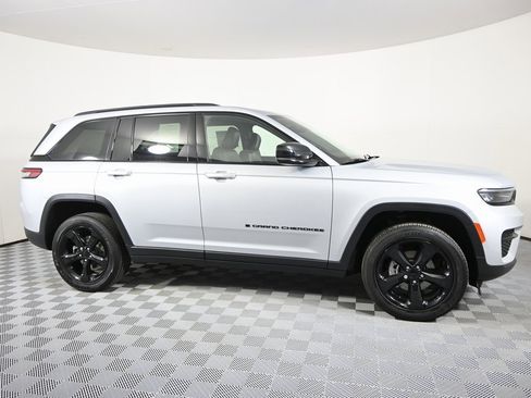 Used 2023 Jeep Grand Cherokee Altitude image 8