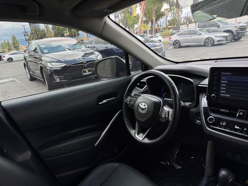 Used 2022 Toyota Corolla Cross XLE w/ Convenience Package FWD image 19