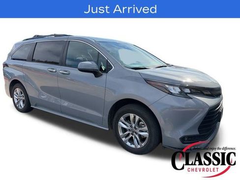 Used 2023 Toyota Sienna XLE Woodland Edition image 14
