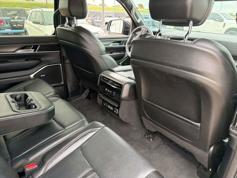 Used 2024 Jeep Wagoneer L Series II w/ Flexible Seating Group RWD image 17