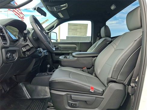 Used 2024 RAM 2500 Tradesman w/ Chrome Appearance Group image 12