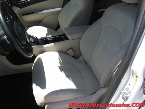 Used 2016 Chrysler 200 Limited w/ Convenience Group FWD image 5