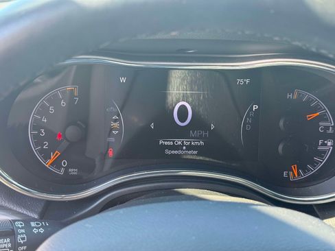 Used 2019 Jeep Grand Cherokee Laredo w/ Security & Convenience Group AWD/4WD image 24