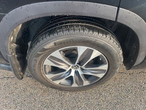 Used 2021 Toyota Highlander XLE image 14