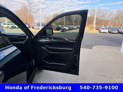 Used 2023 Jeep Grand Cherokee Laredo image 19