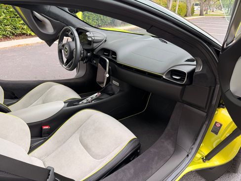 Used 2023 McLaren Artura image 18