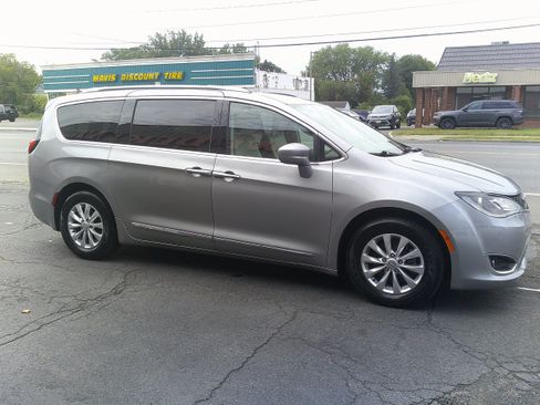 Used 2018 Chrysler Pacifica Touring-L FWD image 5