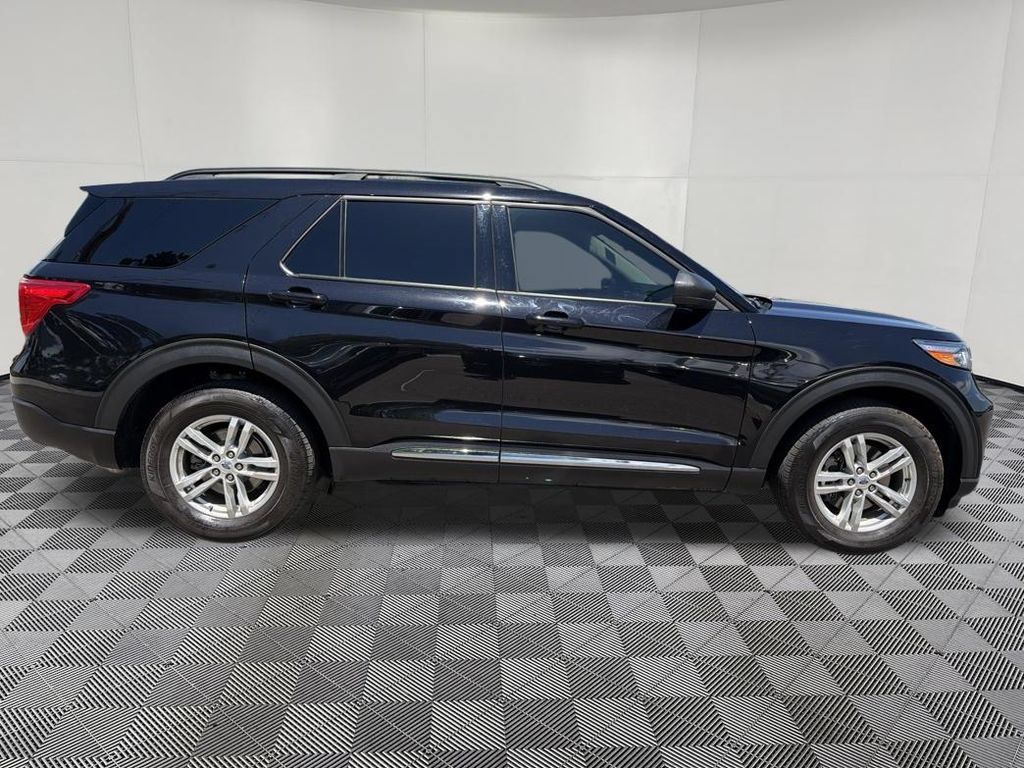 Used 2023 Ford Explorer XLT AWD/4WD image 8