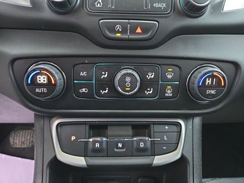 Used 2023 GMC Terrain SLT image 33