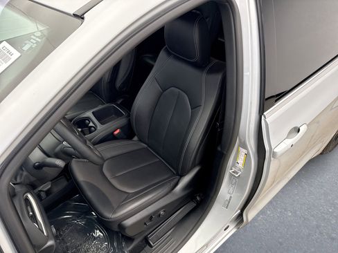 Used 2026 Chrysler Pacifica Select image 11