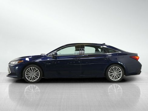 Used 2022 Toyota Avalon Limited FWD image 2
