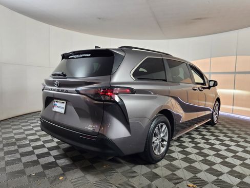 Used 2024 Toyota Sienna XLE image 7