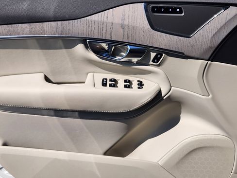 Certified 2025 Volvo XC90 B6 Plus w/ Protection Package Premier image 33