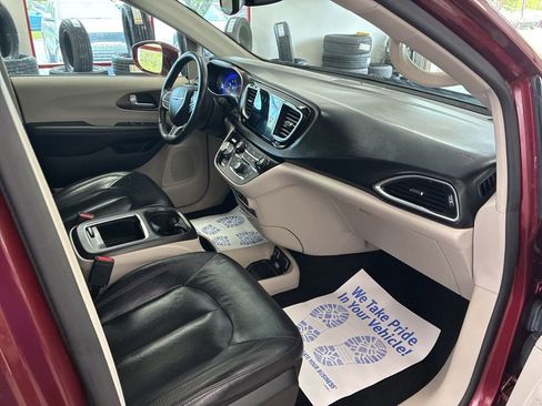 Used 2018 Chrysler Pacifica Touring-L Plus FWD image 39