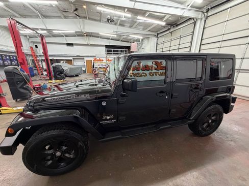 Used 2017 Jeep Wrangler Unlimited Sahara w/ Max Tow Package AWD/4WD image 4