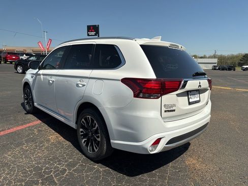 Used 2018 Mitsubishi Outlander 4WD Plug-In Hybrid image 10