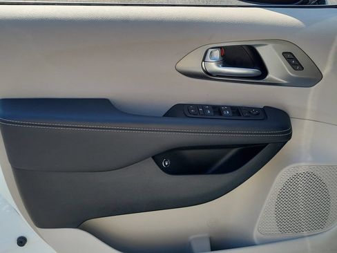 Certified 2024 Chrysler Pacifica Limited FWD image 21