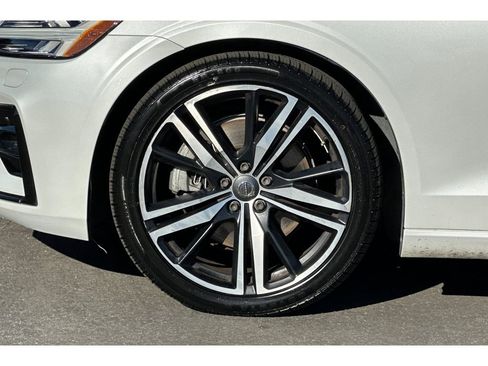 Used 2020 Volvo V60 T6 R-Design image 32