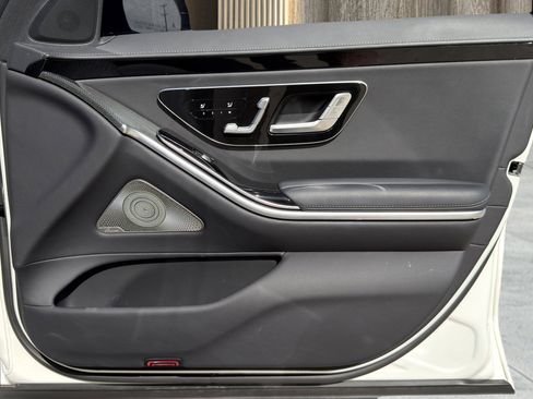 Used 2022 Mercedes-Benz S 500 4MATIC w/ AMG Line Package image 40