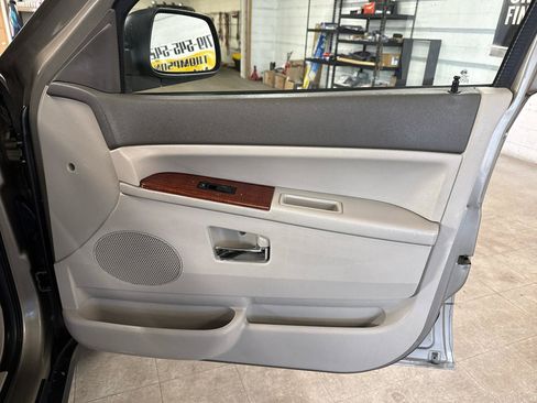 Used 2005 Jeep Grand Cherokee Limited image 61