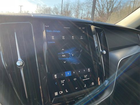 Used 2024 Volvo XC60 B5 Core image 24