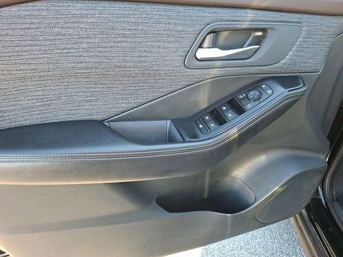 Used 2023 Nissan Rogue SV image 12