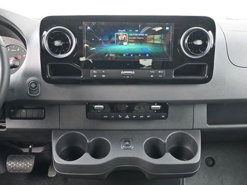 Used 2022 Mercedes-Benz Sprinter 2500 image 12