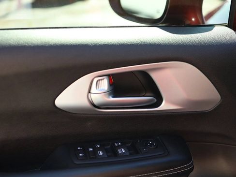 Used 2019 Chrysler Pacifica Touring-L w/ Advanced Safetytec Group FWD image 10