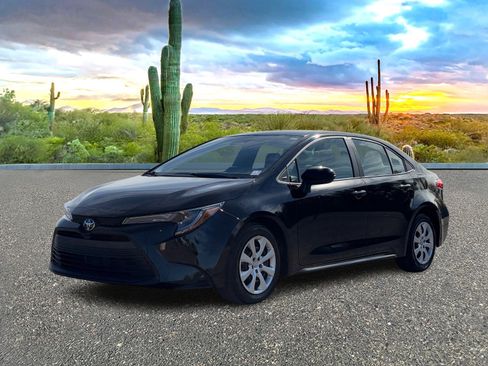 Used 2025 Toyota Corolla LE image 2