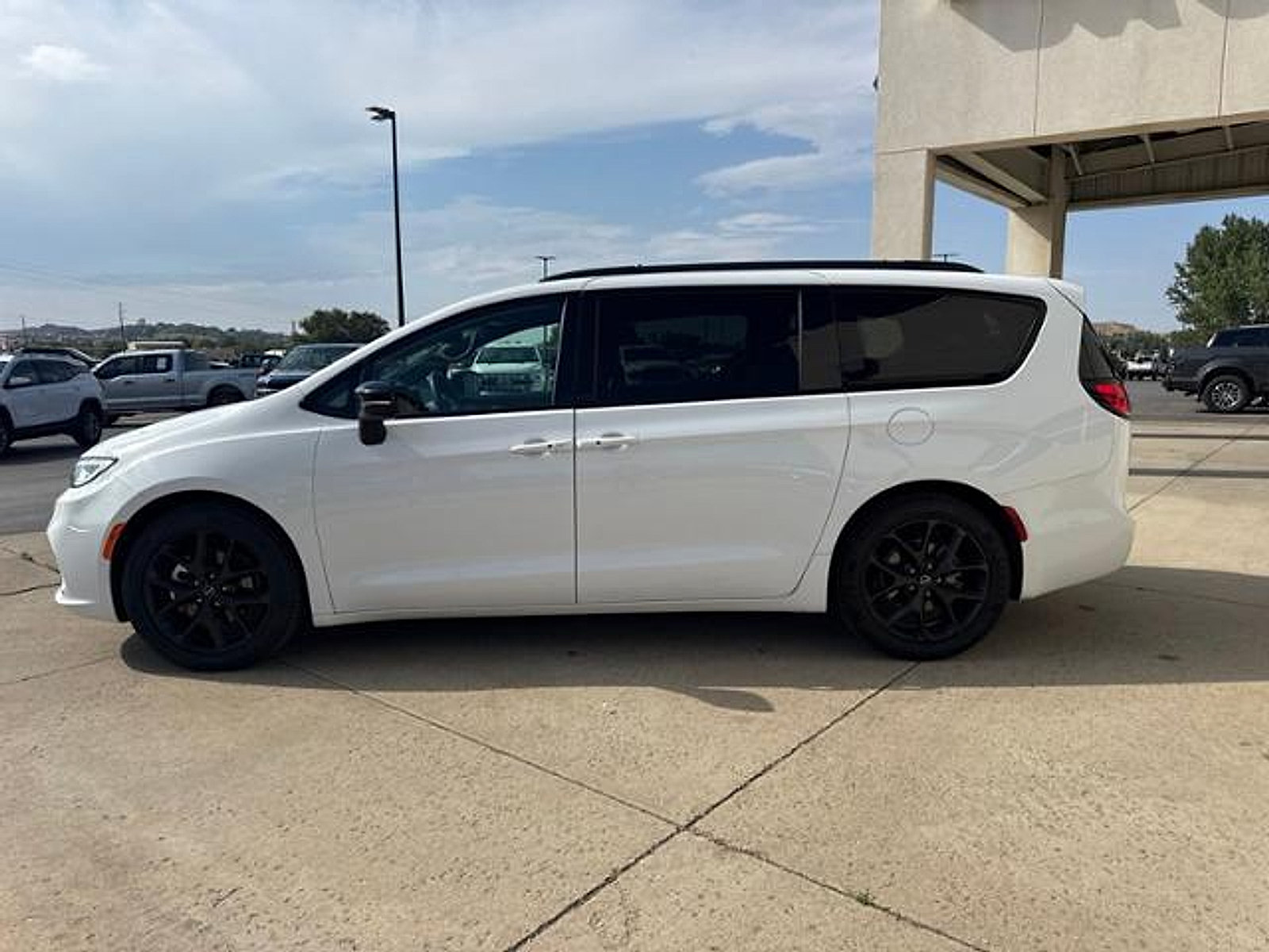 Used 2025 Chrysler Pacifica Limited FWD image 9