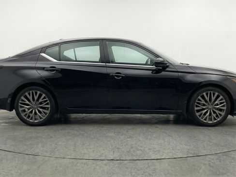 Used 2025 Nissan Altima 2.5 SV FWD image 11