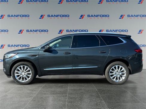 Used 2021 Buick Enclave Essence image 2