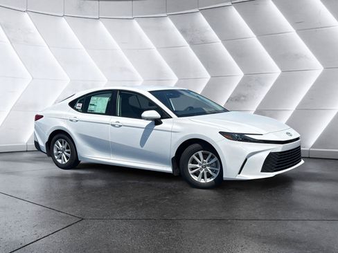 Used 2026 Toyota Camry LE w/ Convenience Package FWD image 1