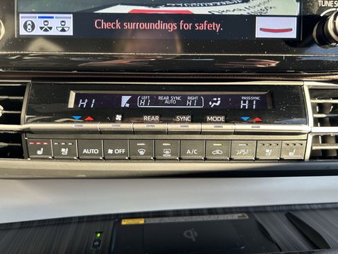 Certified 2024 Toyota Sienna Platinum image 34