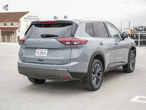 Used 2025 Nissan Rogue SL w/ Tech Package AWD/4WD image 8