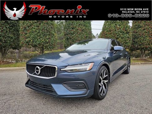 Used 2020 Volvo S60 T5 Momentum image 1