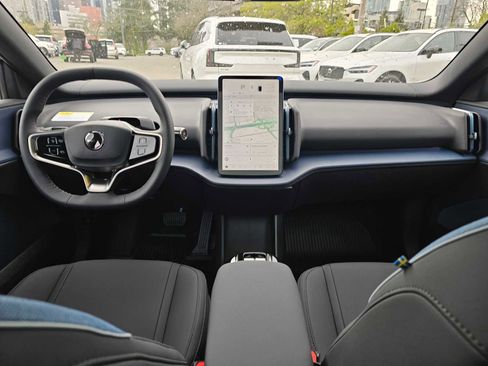 New 2026 Volvo EX30 Plus w/ Protection Package Premier image 18