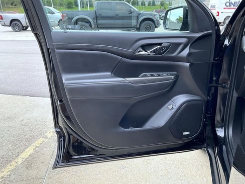 Used 2023 GMC Acadia SLT image 9