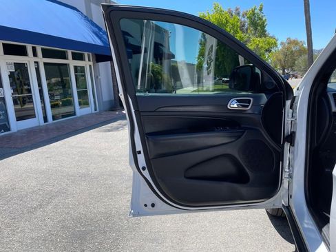 Used 2017 Jeep Grand Cherokee Laredo RWD image 16