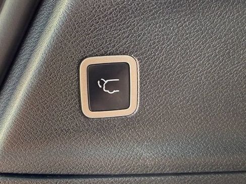 Used 2025 Chrysler Pacifica Limited FWD image 13