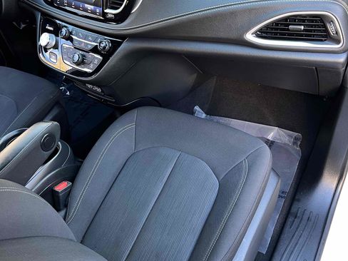 Used 2021 Chrysler Pacifica Touring w/ S Appearance Package image 47