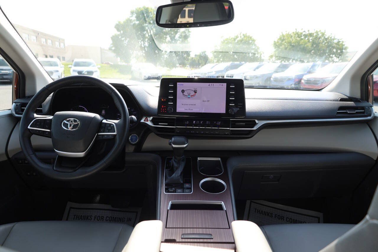 Used 2021 Toyota Sienna XLE FWD image 14