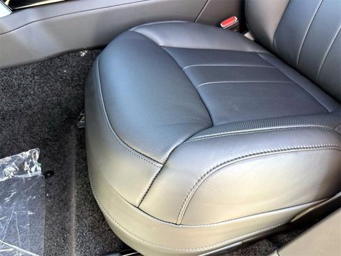 New 2025 Land Rover Range Rover Long Wheelbase SE image 19