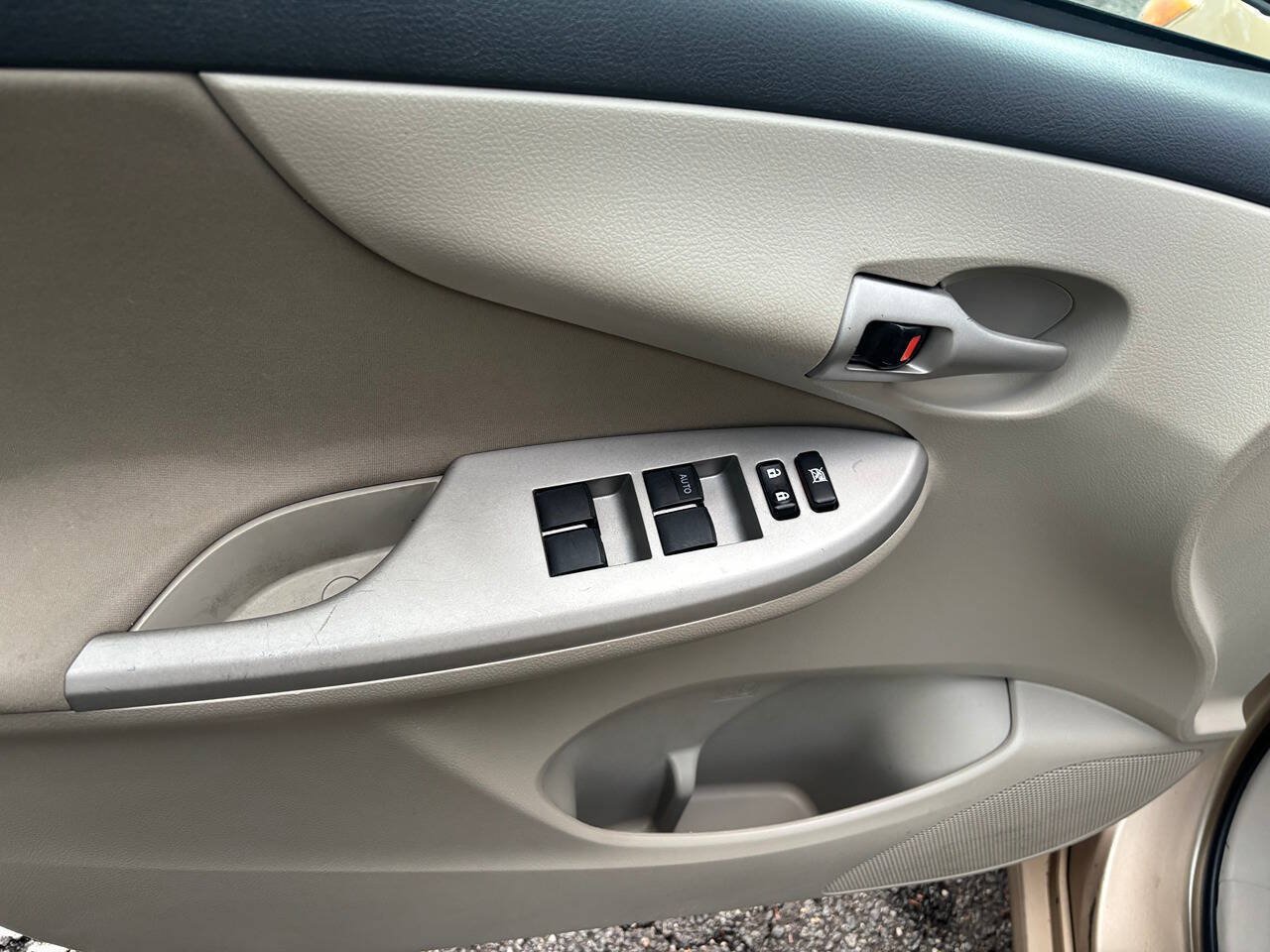 Used 2012 Toyota Corolla LE FWD image 13