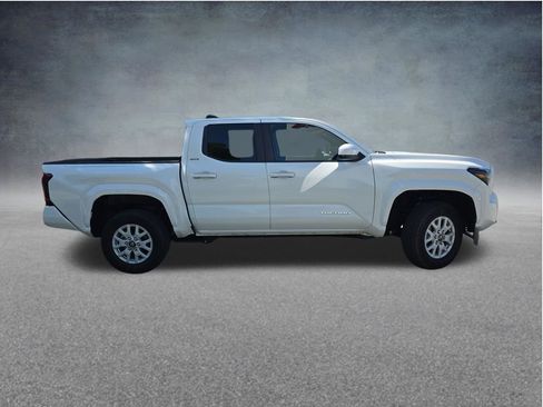 Used 2025 Toyota Tacoma SR5 AWD/4WD image 2